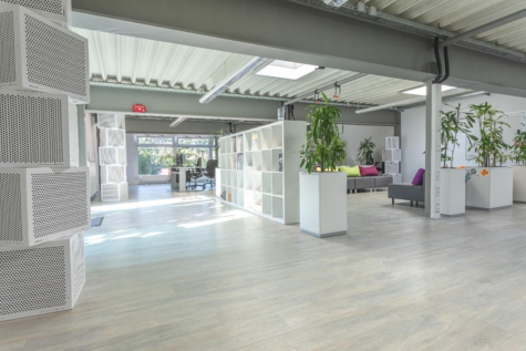 Hochmoderne Bürofläche, aufgeteilt in 2 Räume in Hof – ca. 350 m² Gesamtfläche im 1. Obergeschoss – attraktiver Industrial-Loft-Style – Stellplätze – Möblierung gegen Ablöse und Rücksprache, 95028 Hof, Büro/Praxis