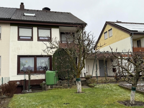 Attraktive, top gepflegte Doppelhaushälfte in Hof/Saale Nähe FH mit Balkon und Terrasse – Wohnfläche ca.137 m² – teilmöbliert – Grundstück 415 m² – pflegeleichter Garten – Garage, 95028 Hof, Doppelhaushälfte