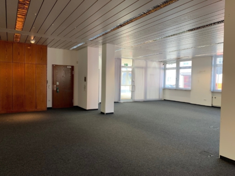 gepflegte und großzügige Gewerbefläche im Frankenwald – individuell nutzbar- Gewerbefläche ca. 450 m² – inkl. 3 PKW-Stellplätze – verkehrsgünstige, zentrale Lage von Selbitz, 95152 Selbitz, Büro/Praxis