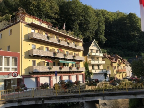 Top-moderne Eigentumswohnung in idyllischer Lage mit Nebenerwerbsmöglichkeit in der Zimmervermietung – kein Investitionsstau – Nähe Kurpark Bad Berneck – herrlicher Ausblick, 95460 Bad Berneck, Hotel