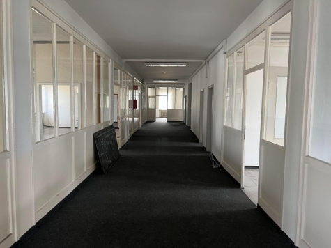Ehemaliges Bürogebäude (ca. 500 m²) – ideal als Lagerfläche – teilbar dank 2 separaten Eingängen – gute Verkehrsanbindung – Kurzeit Anmietung möglich, 95028 Hof, Lager